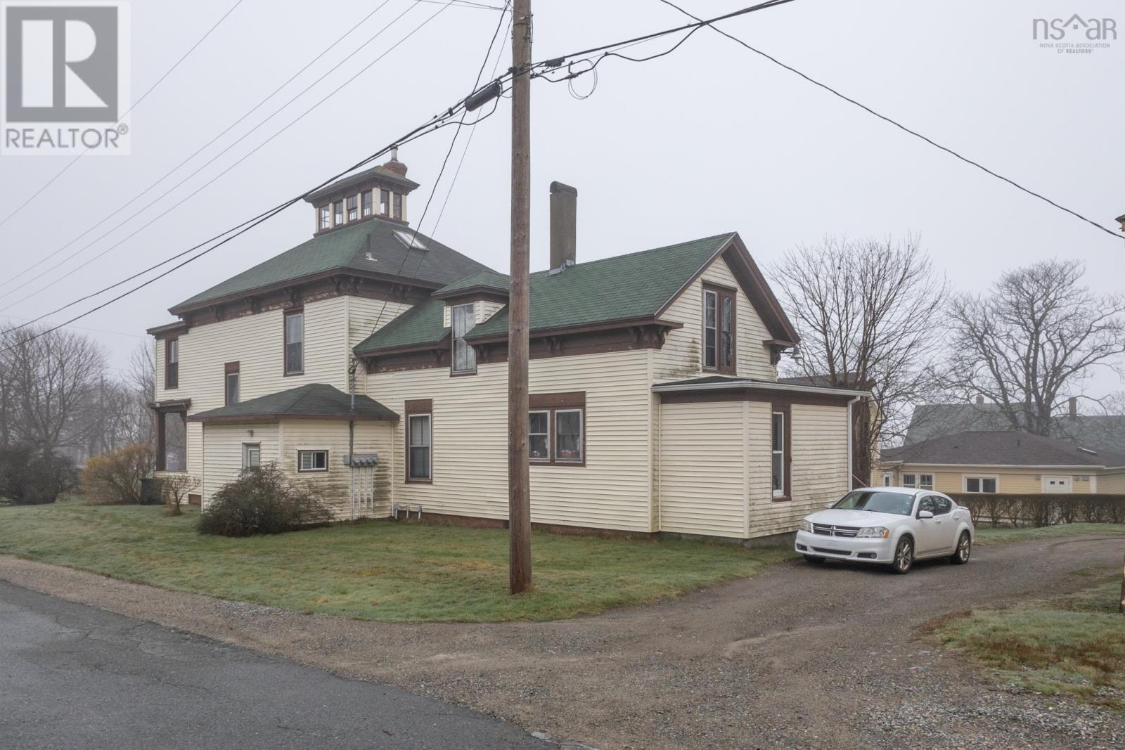 16 Prescott Street, Yarmouth, Nova Scotia  B5A 2W1 - Photo 2 - 202323911