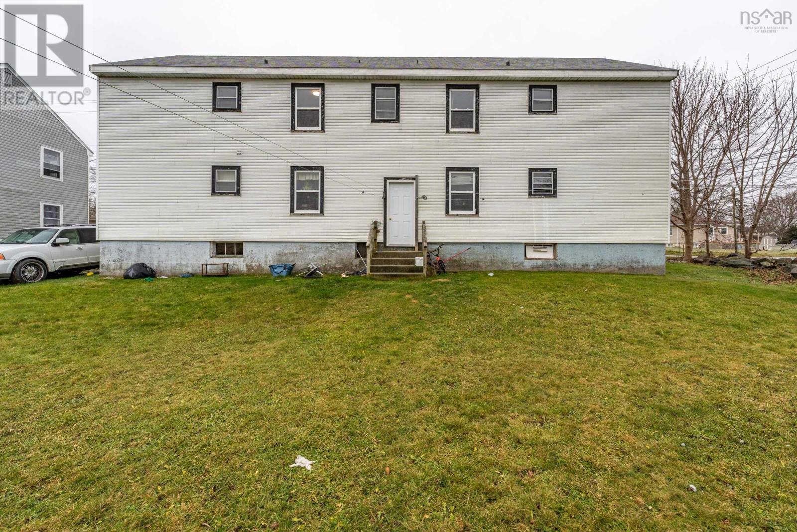 99 Pleasant Street, Yarmouth, Nova Scotia  B5A 2J3 - Photo 2 - 202325110