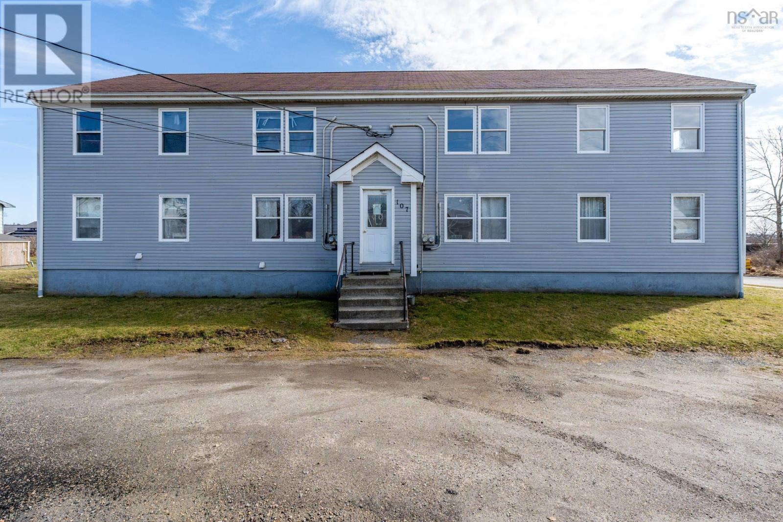 107 Pleasant Street, Yarmouth, Nova Scotia  B5A 2J5 - Photo 1 - 202405045