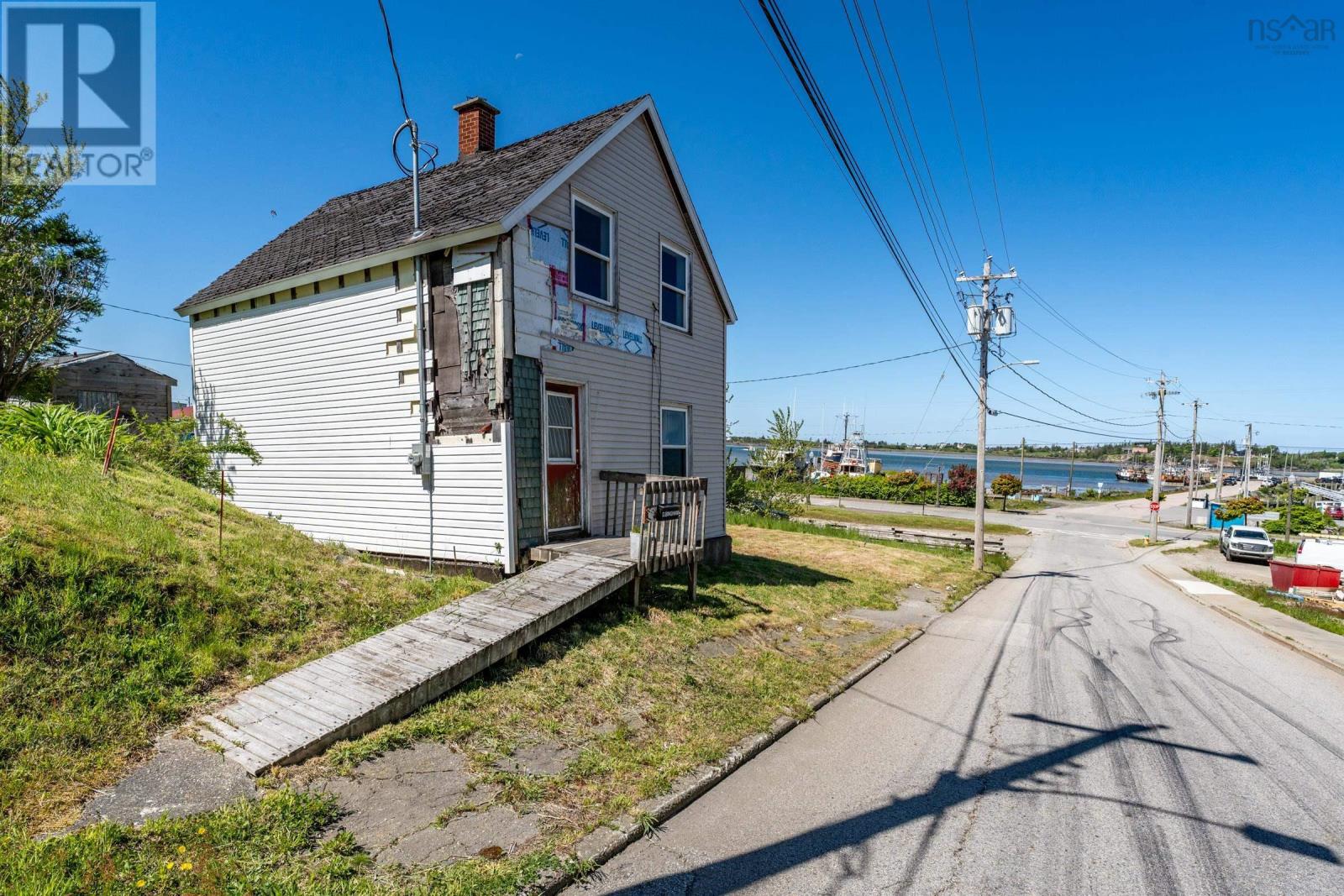 7 Pearl Street, Yarmouth, Nova Scotia  B5A 3M4 - Photo 1 - 202412705