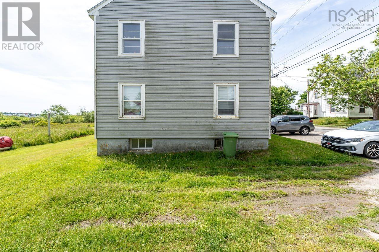 83 Pleasant Street, Yarmouth, Nova Scotia  B5A 2J3 - Photo 5 - 202414591