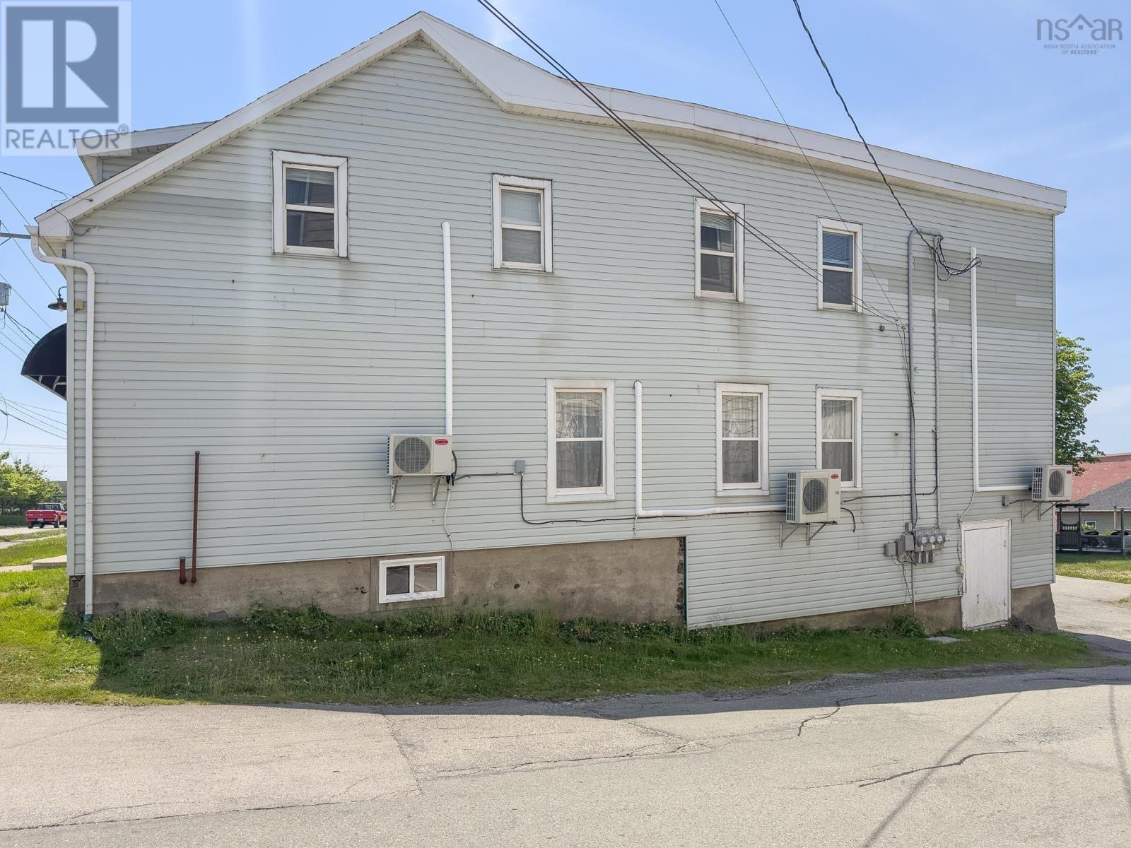 554-556 Main Street, Yarmouth, Nova Scotia  B5A 1H8 - Photo 3 - 202416148