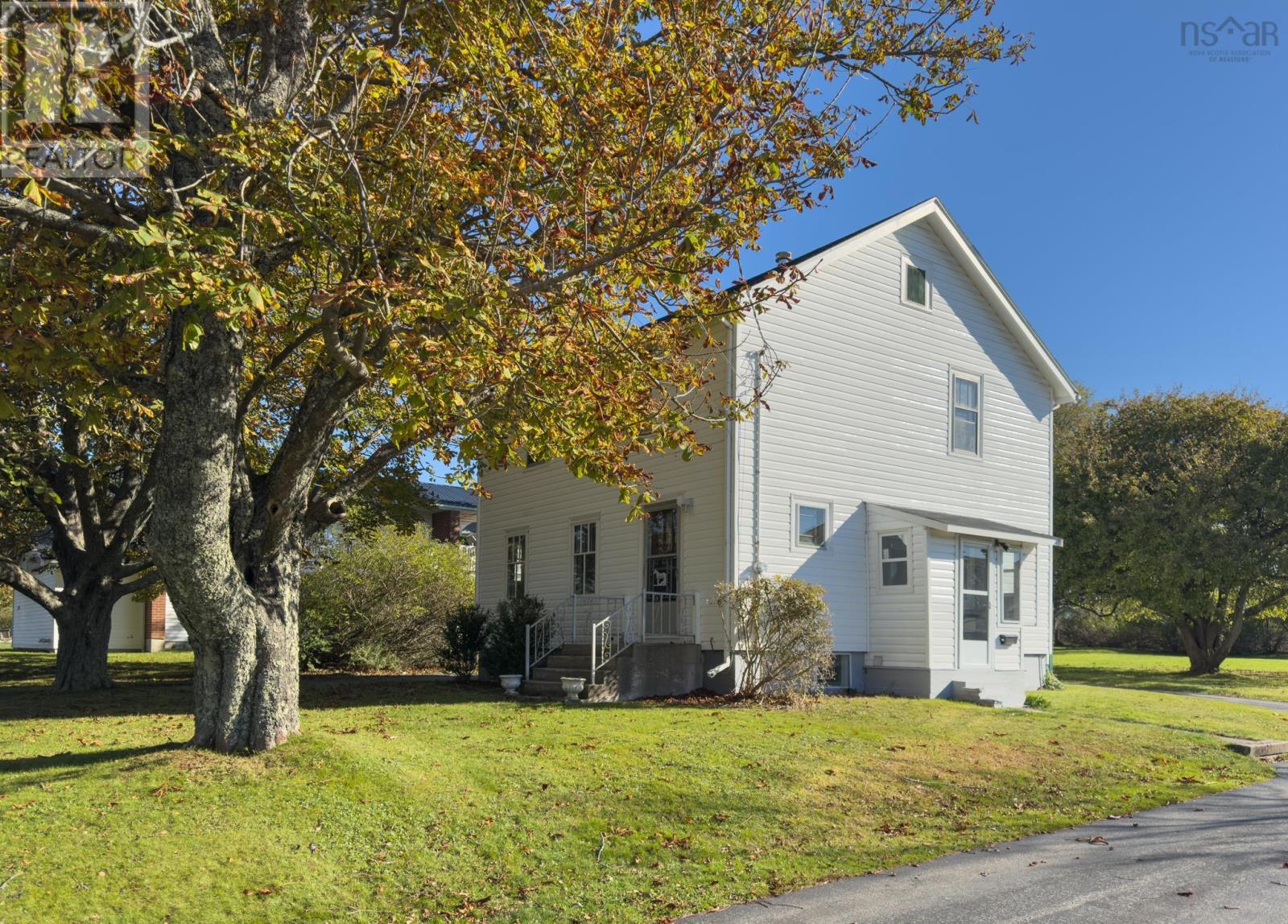 323 Pleasant Street, Yarmouth, Nova Scotia  B5A 2K9 - Photo 1 - 202419453