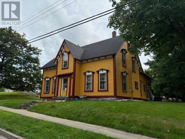 9 Elm Street, Yarmouth, Nova Scotia  B5A 2P6 - Photo 1 - 202422236