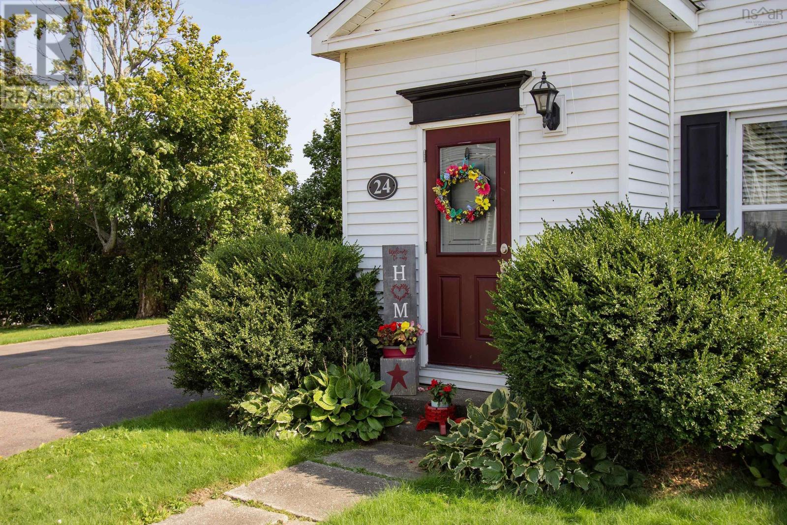 24 Pleasant Street, Parrsboro, Nova Scotia  B0M 1S0 - Photo 2 - 202422814