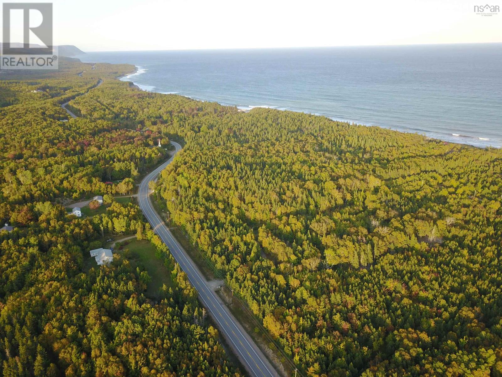 Cabot Trail, skir dhu, Nova Scotia