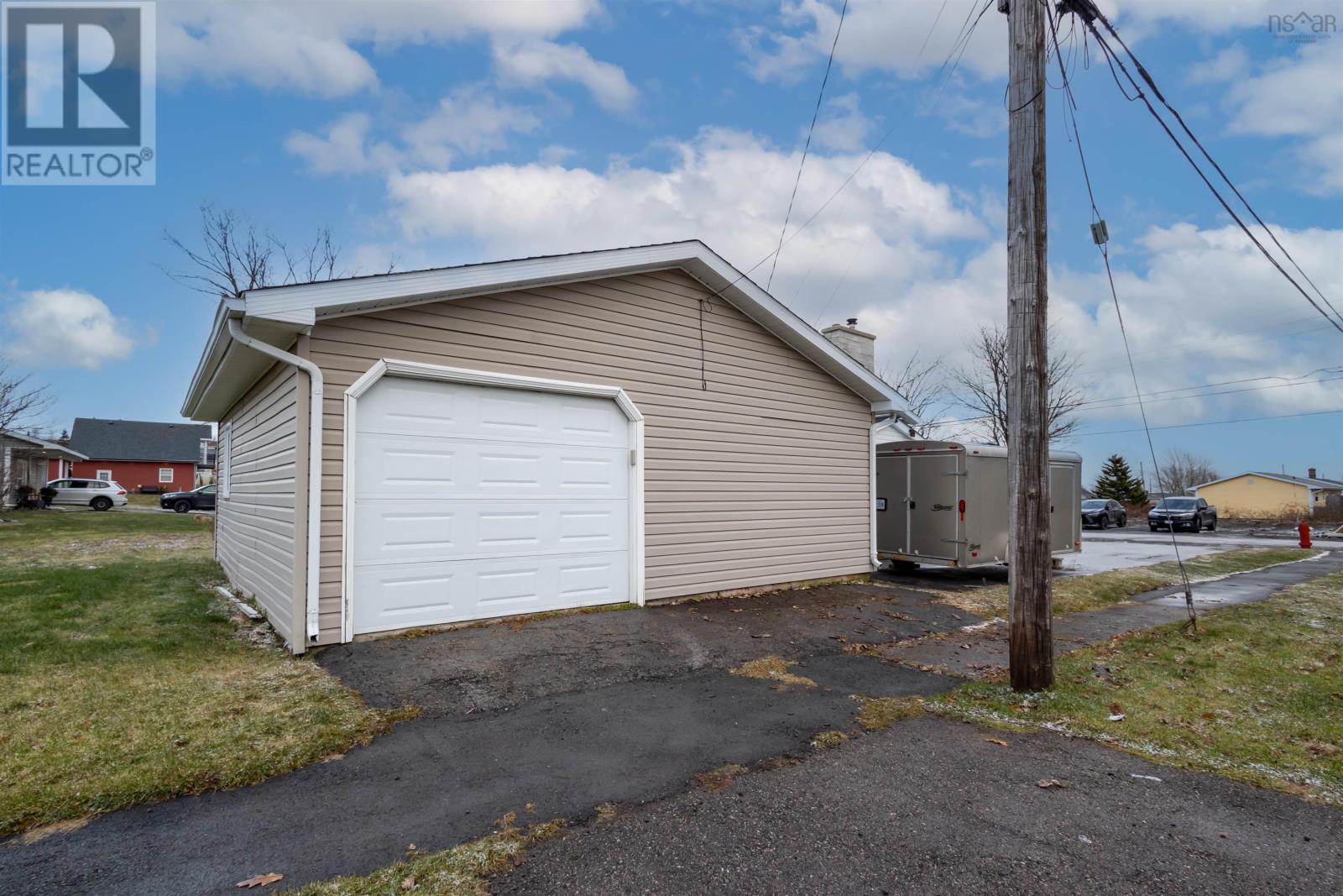 37 Hillside Avenue, Glace Bay, Nova Scotia  B1A 4B7 - Photo 6 - 202500263