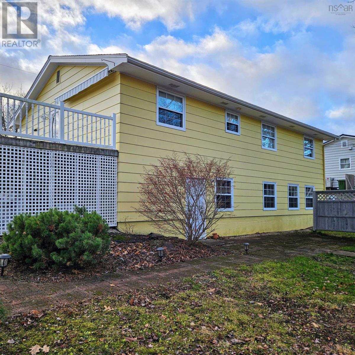 75 Elizabeth Avenue, Bridgewater, Nova Scotia  B4V 1M1 - Photo 2 - 202500269